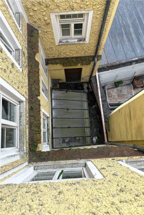 Auf dieses Glasdach ist in der Nacht auf Sonntag ein 19-jähriger Mann aus dem Landkreis Rosenheim gestürzt. Foto privat