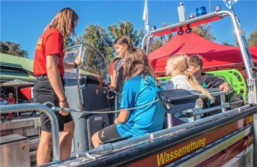 Auf einem Boot der Wasserrettung zu sitzen, war beim Jubiläum auch möglich.