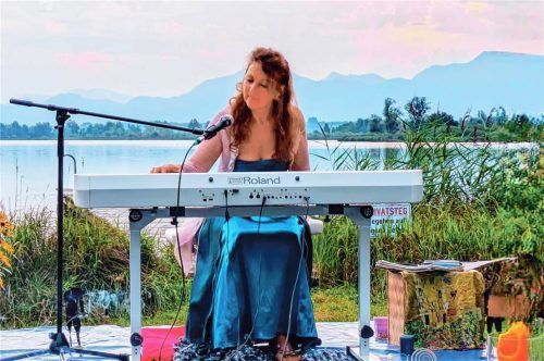 Auftritt vor malerischer Kulisse: Die Pianistin Katerina Antonova bei ihrem Konzert im Strandbad.Foto ssvc