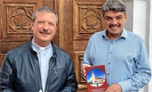 Autor Alexander Langheiter (rechts) und Pfarrer Augustin Butacu freuen sich, die neue Broschüre vorstellen zu können.Foto re