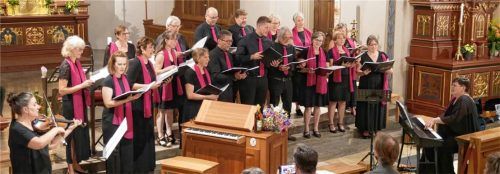Barock-Spezialistin Judith Schreyer-Bergmann (links), Chorgemeinschaft Eggstätt und Chorleiterin Nadja Stübl (rechts) gaben ein großartiges Konzert.Foto Georg Voit