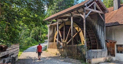 Bayerns größtes Wasserrad befindet sich am Eingang zur Gießenbachklamm und dient der Energiegewinnung. Foto Hoffmann