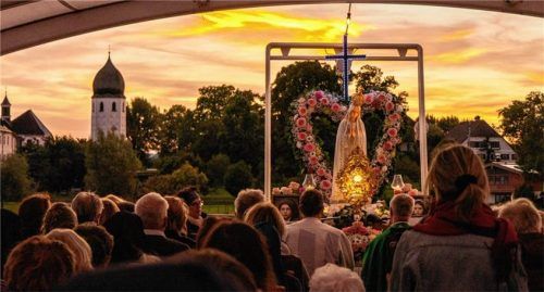 Beeindruckendes Bild: Die Fatima-Pilgermadonna mit dem Allerheiligsten vor der Fraueninsel. Foto Flug