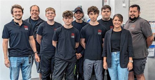 Begrüßung der neuen Auszubildenden: Andreas Bürger (Geschäftsführer), Ausbilder Josef Staudacher, die Azubis Korbinian Ammer, Lukas Kurrle, Vincent Blumrich, Luca Bauer und Semin Omerovic sowie Theresa Rothbucher (Human Resources) und Ausbilder Manuel Fritsch (von links).