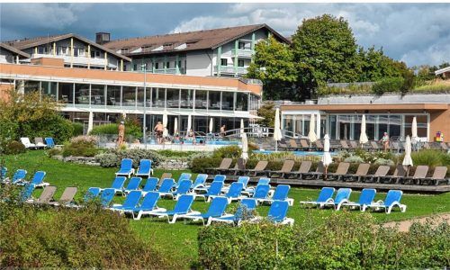 Bei Arbeiten auf einem Gründach der Chiemgau Thermen in Bad Endorf verunglückte am gestrigen Mittwoch ein Auszubildender. Fotos Ammelburger