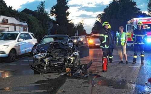Bei beiden am Unfall beteiligten Autos entstand großer Sachschaden. Foto Riediger