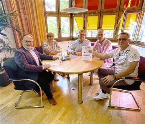 Bei Bürgermeister Andreas Friedrich im Priener Rathaus: (von links) Andreas Friedrich, Gaby Becher, Stefan Mühle, Armin Mühle und Thorsten Becher. Foto  hÖTZELSPERGER