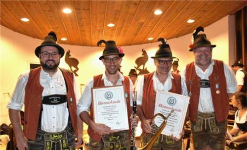 Bei den Ehrungen: (von links) Musikvorstand Georg Mix, Muck Bauer, Bertl Pletschacher und Kapellmeister Walter Reisenauer.Foto Wunderlich