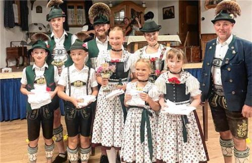 Bei der Ehrung: (von links) Donat Fischer, Felix Bauer, Lukas Heitzmann, Tobias Stolz, Magdalena Heitzmann, Helena Weingartner, Anna Deingruber, Julia Bischoff und Vorstand Franz Praßberger.Foto hötzelsperger