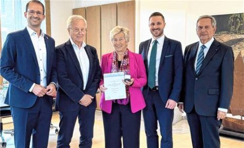 Bei der feierlichen Übergabe: (von links) Oberbürgermeister Andreas März, Adalbert Meishammer, Ursula Meishammer, Daniel Artmann und Dietmar Dambach. Foto re