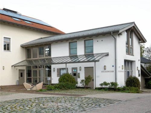 Bei der Feuerwehr in Gstadt gelten künftig höhere Kosten für Fahrzeuge, Strecken und Personal. Das Bild zeigt das Feuerwehrhaus in Gstadt.Foto Berger