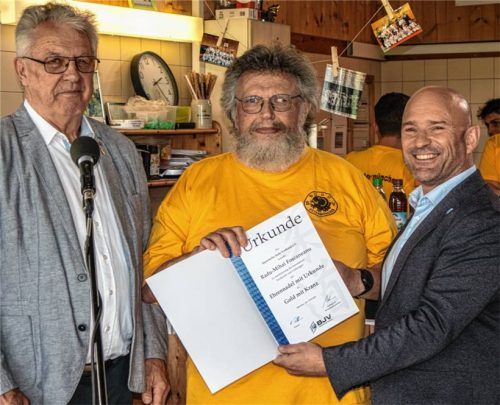 Bei der Judo-Verbands-Ehrung: Radu Mihai Focsaneanu (Mitte) wurde nicht nur vom SVO geehrt, sondern auch vom Judo-Verband. Hier mit Ludwig Tradler (links) und Denis Weiser. Foto stache