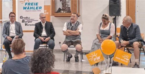 Bei der Podiumsdiskussion waren die verschiedenen politischen Ebenen vertreten: (von links) Gemeinderat Josef Baumann, Florian Streibl, Fraktionsvorsitzender der Freien Wähler im Landtag, sein Landtagskollege Josef Lausch und die beiden Bezirks- und Kreisräte Barbara Stein und Sepp Hofer. Foto  re
