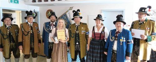 Bei der Siegerehrung: (von links) Leutnant Heinrich Lexa und Oberleutnant Peter Freiberger von der GSK Raubling, Bataillons-Schützenmeister Pascal Geiger, Maria Freiberger und Hauptmann Robert Oschwald von der Raublinger Kompanie, Verbindungs-Marketenderin Brigitte Meier (GSK Wössen-Achental), stellvertretender Gauhauptmann Uwe Hecht (GSK Aibling) sowie Leutnant Olaf Ebbeke von den Raublinger Gebirgsschützen.Foto Bichler