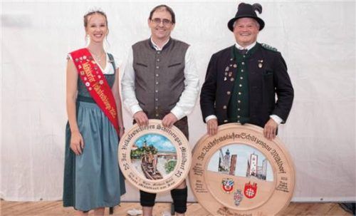 Bei der Siegerehrung: (von links) Volksfestkönigin Simona Kneißl, Gewinner Norbert Hauzenberger und Gauschützenmeister Erich Jungwirth. Foto bauer