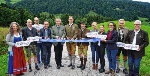 Bei der symbolischen Eröffnung: (von links) CAT-Geschäftsführerin Christina Pfaffinger, Thomas Schuster, Zweiter Bürgermeister von Rimsting, der Frasdorfer Tourist-Info-Leiter Tobias Volke, Frasdorfs Bürgermeister Daniel Maier, Landrat Otto Lederer, der Aschauer Bürgermeister Simon Frank, Aschaus Tourist-Info-Leiter Herbert Reiter, Hilde Baumgart von der Tourist-Info Kiefersfelden, Viktoria Friedl von der Tourist-Info Oberaudorf,Lina Schneeweiß von Kufsteinerland, Oberaudorfs Zweiter Bürgermeister Alois Holzmaier und Benno Pertl, Vorsitzender des Sachranger Verkehrsvereins. Foto CAT