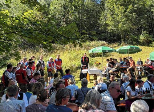 Bei herrlichen Bedingungen feierte die Bergwacht Bad Feilnbach mit vielen Gästen ihren traditionellen Berggottesdienst an ihrer Bergwachthütte. Foto bergwacht bad feilnbach