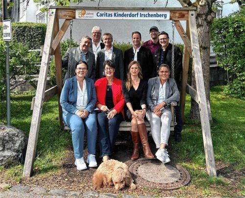 Beim Besuch in Irschenberg: (hinten, von links) Sepp Lausch, Helmut Fleidl, Andreas Herbst, Jens Zangenfeind, Martin Rosenberger und Dr. Martin Brunnhuber sowie (vorne, von links) Brigitte Dvorak, Susann Enders, Pia Klapos und Barbara Stein. Foto re