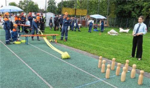 Beim Schlauchkegeln war Präzision gefragt – hier vom Team „Bad Endorf 1“.