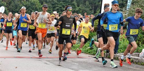 Bereits kurz nach dem Start gingen die später erstplatzierten Timotej Becan (Nummer 1), Alex Brandner (255) und Anian Rottmüller (6) in Führung.Foto Hans Weitz