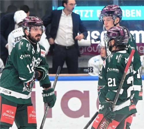 Besprechung auf dem Eis: Kapitän C.J. Stretch mit Ville Järveläinen und Sebastian Zwickl.Foto Neumeier