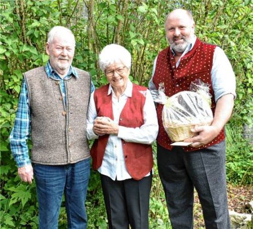 Besuch vom Bürgermeister: Max und Johanna Hammerdinger (von links) erhalten Geschenk und Glückwünsche von Josef Loferer. Foto wunderlich