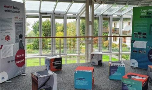 Blick in die Ausstellung: Neben Informationstafeln wartet auch ein interaktiver Medientisch auf die Besucher.