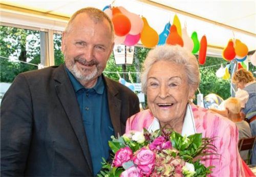 Blumenstrauß im Gepäck: Dritter Bürgermeister Martin Aufenanger und die Jubilarin Ingeborg Ritzinger. Foto berger