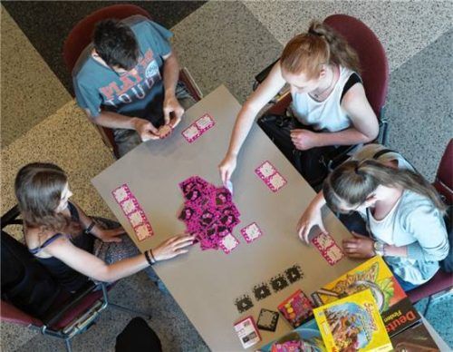 Brettspiele machen den Kopf fit und sind gesellig. Foto dpa