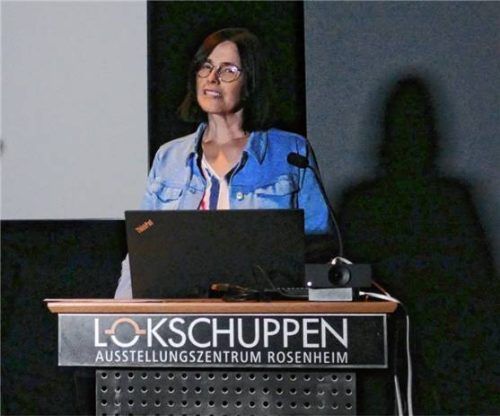 Brigitte Saar berichtete im Lokschuppen über ihre Tauchfahrt zur Titanic. Foto Schubert