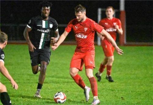 Bruckmühls Johannes Wagener ist hier vor SBR-Torschütze Chima Ihenacho am Ball.Foto Ruprecht