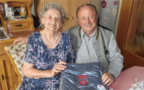 Bruckmühls Zweiter Bürgermeister Klaus Christoph überbrachte die Geburtstagsglückwünsche der Marktgemeinde an Barbara Kastner. Foto baumann