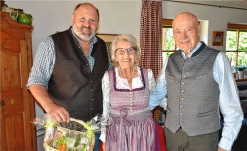 Bürgermeister Josef Loferer (links) überbringt Glückwünsche der Gemeinde an Karin und Klaus Vogt. Foto wunderlich