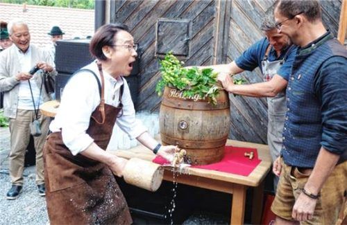Bürgermeister Koh Tanaka und Rosenheims Oberbürgermeister Andreas März beim Bieranstich.Fotos . hötzelsperger