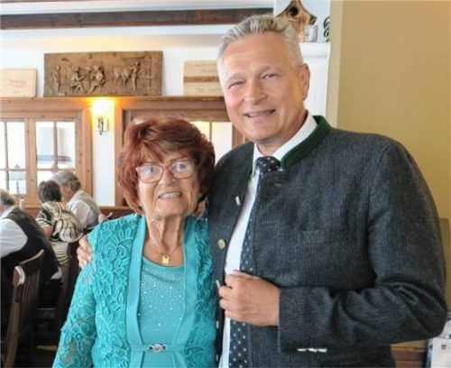 Bürgermeister Richard Richter gratulierte Gerlinde Bank im Namen der Marktgemeinde. Foto baumann