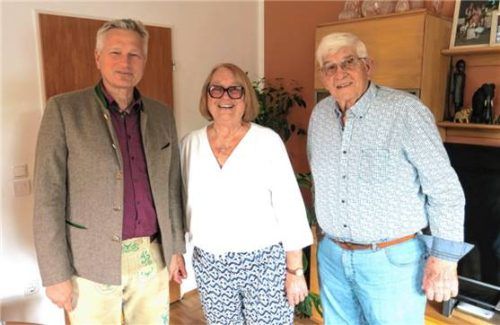 Bürgermeister Richard Richter (links) gratulierte Erna und Josef Maurer zu ihrer eisernen Hochzeit. Foto baumann