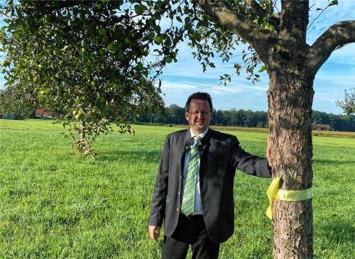 Bürgermeister Stephan Schlier unterstützt die Aktion „Gelbes Band“. Hier steht er unter einem Obstbaum, der sich auf einer Ausgleichsfläche der Stadt für das Gewerbegebiet in Markfeld befindet. Foto Kotter
