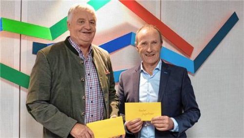 Bürgermeister Thomas Kamm (rechts) und sein Stellvertreter Manfred Guggelberger vor einem Teil des Kunstwerks „Ansichten“, mit dem der Siegsdorfer Künstler Robert Dufter den Sitzungssaal bereichert hat. Foto Krammer