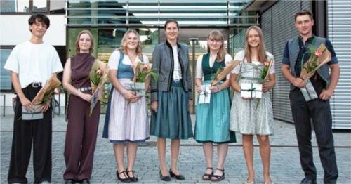 Bürgermeisterin Irene Biebl-Daiber (Mitte) gratuliert den herausragenden Jugendlichen: (von links) Severin Pawlitzek, Mia Jennewein, Anna Lampersberger sowie Christina Praßberger, Nadine Angermann und Laurent Bauer. Foto berger