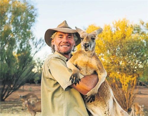Chris Barns hatte eine lebensverändernde Begegnung mit einem Känguru, gründete ein Tier-Waisenhaus. Rechts: das Filmplakat. Foto Narelle Portani, Australia.com, Studiocanal