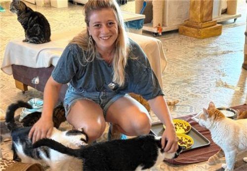 „Dahoam is Dahoam“-Star Sophie Reiml hat sichtlich Spaß mit den Katzen. Foto baumann