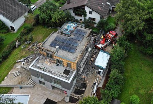 Das Ausmaß der Schäden aus der Luft gesehen, mittlerweile hat das Haus in Bachmehring ein Notdach. Foto Barth