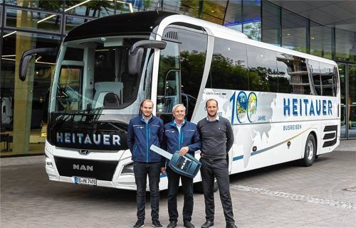 Das Busunternehmen Heitauer aus Gstadt wird die Schulkinder im Schuljahr 2025/2026 befördern. Im Bild (von links) Stefan, Karl Heinz und Markus Heitauer.Foto emk