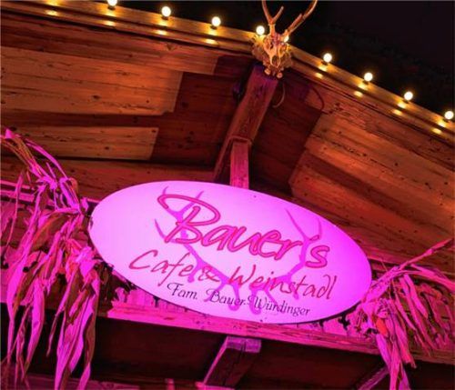 Das Café mit Weinstadl rundet das Angebot ab.