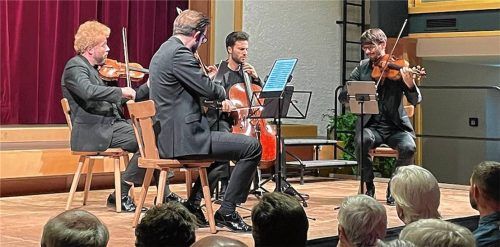 Das Goldmund Quartett brillierte im Hefter-Kultur Saal: (von links) Florian Schötz (Violine), Pinchas Adt (Violine), Raphael Paratore (Violoncello) und Christoph Vandory (Viola).Foto kirchner