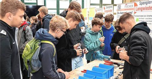 Das heimische Handwerk öffnet wieder seine Werkstätten. Vom 30. September bis 2. Oktober haben Teenager und Jugendliche die Möglichkeit, sich im Bildungszentrum der Handwerkskammer in Traunstein über ihren Traumberuf im Handwerk zu informieren.

Foto Archiv/wittenzellner