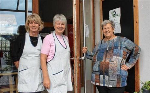 Das Ladenteam: (von links) Annerose Robeis, Irmi Strauß und Renate Grill.
