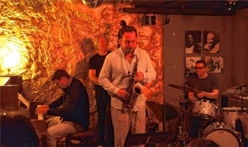 Das Markus-Harm-Quartett stellte seine CD „Out in Space“ vor, in der Besetzung Andreas Feith am Piano, Markus Harm am Saxofon, Martin Gjakonovski am Bass und Vladimir Kostadinovic am Schlagzeug.Foto friedrich