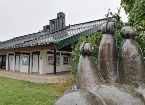 Das neue Dach auf dem Hafenwirt in Seebruck ist drauf, aber der Unmut des Pächters über die Verzögerung der Sanierung bleibt. Foto Rasch