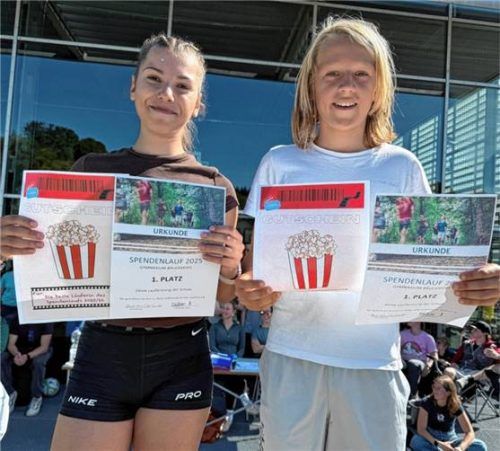 Delia Nicola (Q12) und Moritz Buchberger (Klasse 7d) zeigen stolz ihre Urkunden. Foto buxot